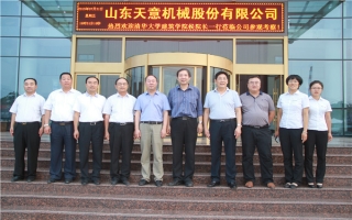 清華大學(xué)建筑設(shè)計研究院副院長、研究員侯建群蒞臨