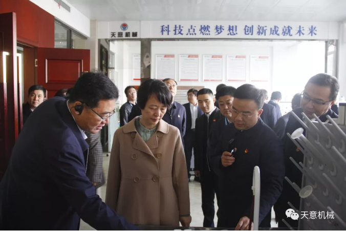 濟(jì)寧市委常委、組織部部長(zhǎng)孔凡萍帶領(lǐng)全市“兩新”組織黨建工作現(xiàn)場(chǎng)觀摩團(tuán)蒞臨天意機(jī)械調(diào)研指導(dǎo)